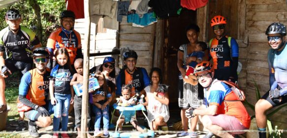 Club de ciclistas Monteo101 y Bici Centro reparten juguetes en la comunidad el Higüero