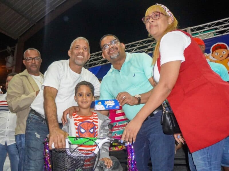 Diputado Sandro Sánchez impacta cientos de niños con juguetes en Los Alcarrizos