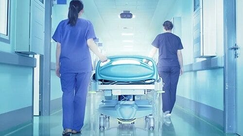 Mujer muere después de esperar 7 horas en la sala de emergencias de un hospital 