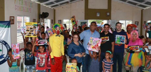 Sociedad Médico Dental Dominicana entrega juguetes en municipios de SFM y Pimentel