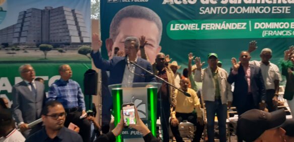 Leonel Fernández juramenta nuevos miembros