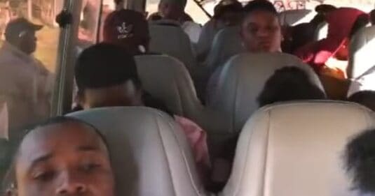 (Video) Migración intercepta dos autobuses con 37 haitianos ilegales abordo en Monte Cristi y Autopista Samaná