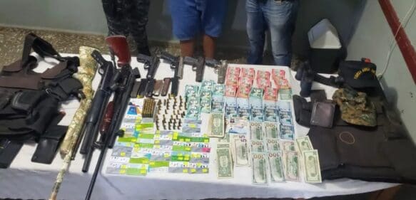 Apresan hombre con armas, municiones, dinero y tarjetas de ayuda social en Monte Plata