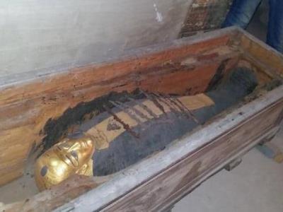 Encuentran una momia recubierta de pan de oro en un pozo en Egipto