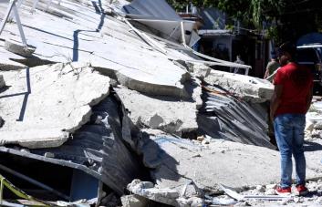 Encuentran objetos que apuntan a que había haitianos entre escombros de edificio en La Vega