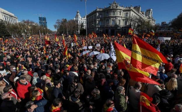 Miles de personas llenan este sábado la Plaza de Cibeles de Madrid contra el gobierno de Pedro Sánchez