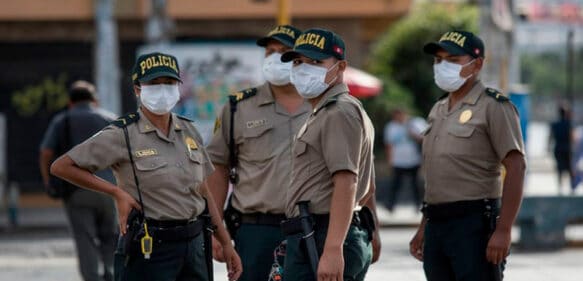 Militares y Policías comienzan a desbloquear carreteras en Perú