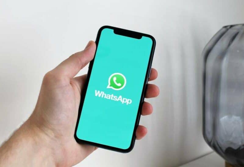 WhatsApp ahora permite cambiar el pie de un vídeo o una foto antes de reenviarlo en su versión para Android