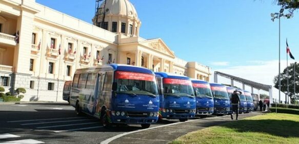 Gobierno entrega 50 autobuses para asociaciones de estudiantes universitarios