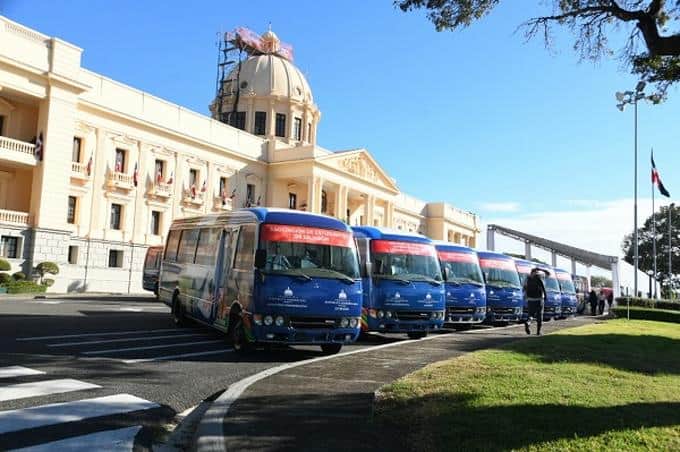Gobierno entrega 50 autobuses para asociaciones de estudiantes universitarios