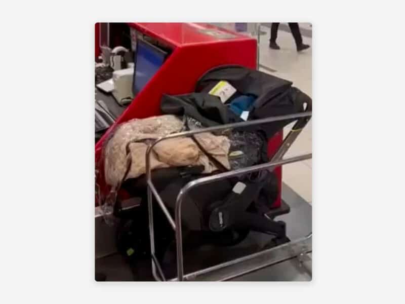 Una pareja deja a su bebé en el aeropuerto tras no pagar su billete y trata de embarcar sin él
