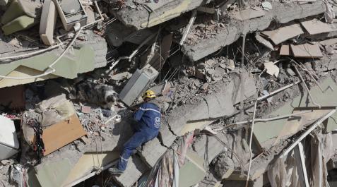Rescatistas quedan sepultados por escombros en Turquía