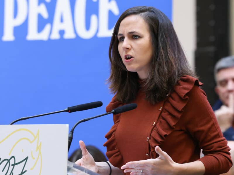 Ministra española pide al Gobierno reconsiderar su postura bélica en el conflicto ucraniano