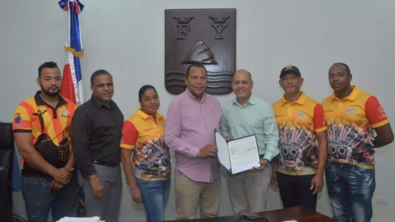 Ayuntamientos de Puerto Plata entrega un millón quinientos mil pesos a UCAPPLATA