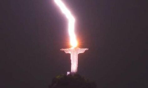 Un rayo impacta en el monumento del Cristo Redentor en Río de Janeiro
