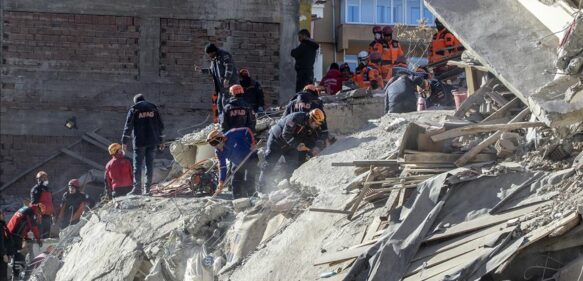 Una niña sale de entre los escombros tras el fuerte terremoto en Turquía