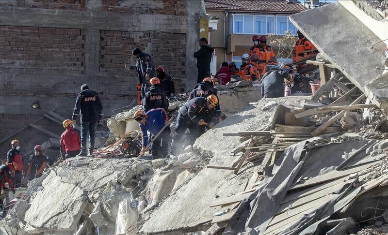 Una niña sale de entre los escombros tras el fuerte terremoto en Turquía