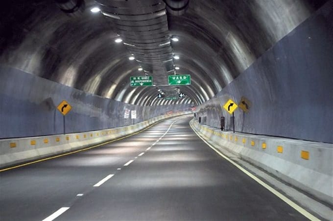 Obras Públicas suspende el tránsito por túnel de la Ortega y Gasset por caída de lozas