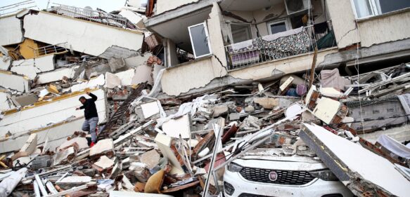 El devastador terremoto de 7,8 en Turquía deja cientos de muertos y miles de edificios destruidos