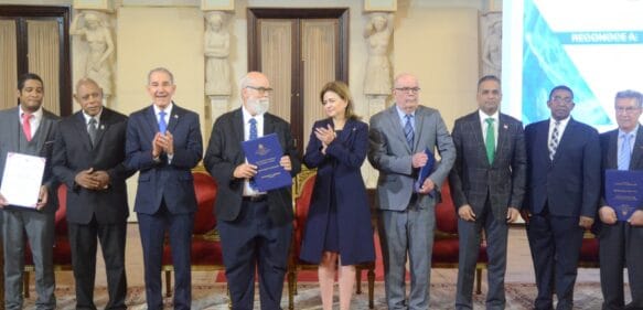 Vicepresidenta Raquel Peña y ministro del MESCYT entregan Premio Nacional de las Ciencia 2022