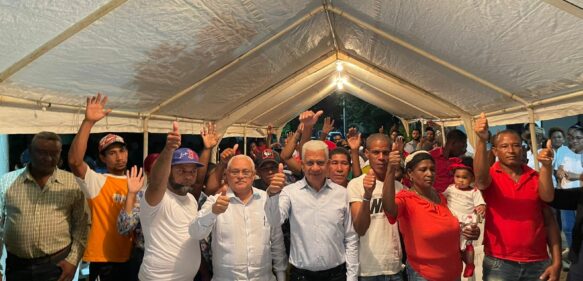 Senador Ricardo De Los Santos encabeza juramentación de cientos de personas que pasan al PRM