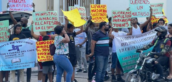 Jóvenes y líderes deportivos del Café de Herrera protestan por construcción de multiuso; esperan autoridades cumplan promesa
