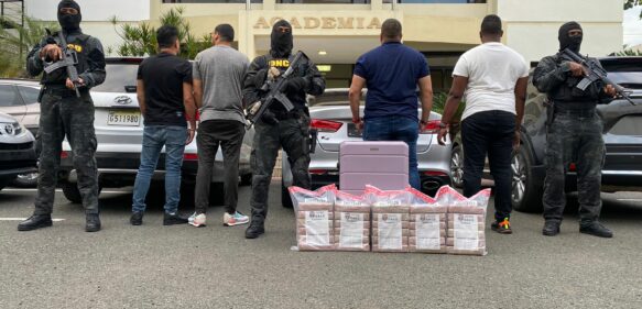 (Video) Arrestan cuatro hombres y ocupan 30 paquetes presumiblemente cocaína en Piantini