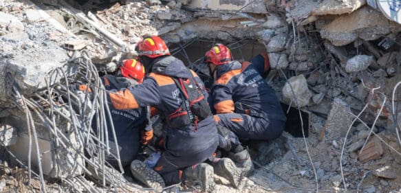 Rescatan con vida a tres personas tras 13 días bajo los escombros del terremoto en Turquía