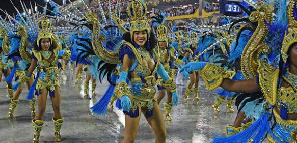 Las comparsas ponen a vibrar al Carnaval de Brasil