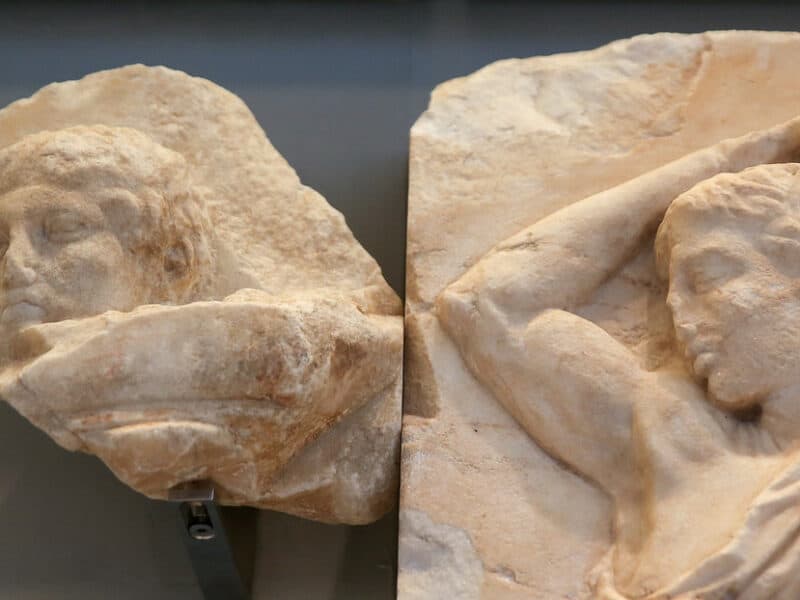 El Vaticano devuelve a Grecia 3 esculturas procedentes del Partenón