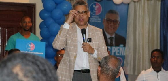Carlos Peña pide a los jóvenes no se vayan de RD y resistan hasta el 2024