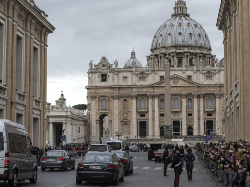 El papa elimina las casas gratuitas o baratas para cardenales y dirigentes