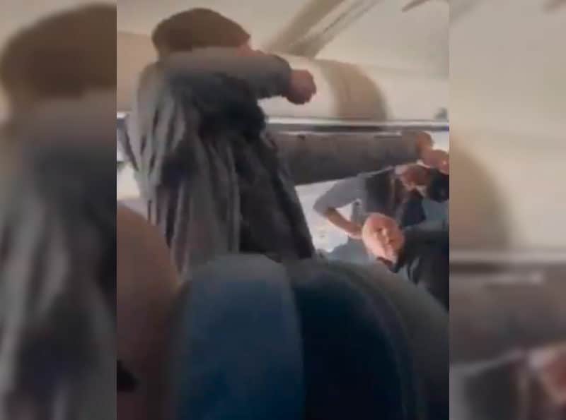 Arrestan a un hombre que supuestamente intentó abrir la puerta de emergencia de un avión y apuñaló a una azafata
