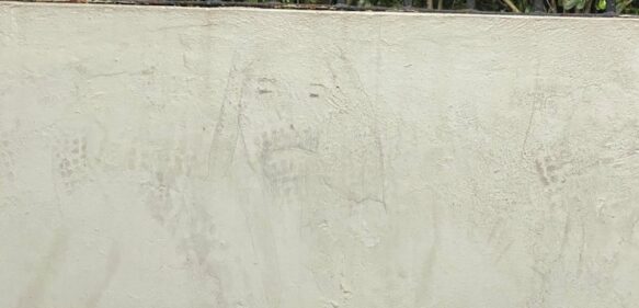 ¿Es Jesús? Empleada decidió calcar lo que veía en la pared de su trabajo y este fue el resultado