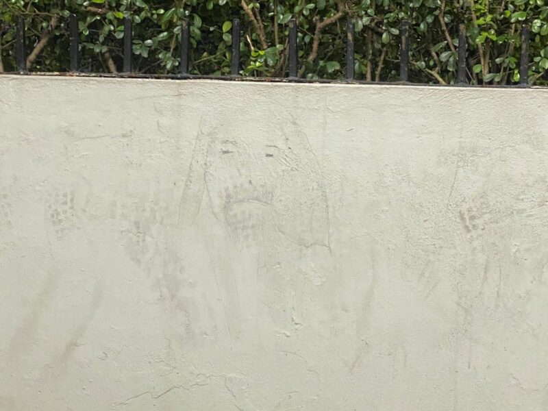 ¿Es Jesús? Empleada decidió calcar lo que veía en la pared de su trabajo y este fue el resultado