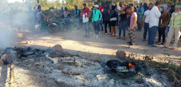 Habitantes de Bayaguana realizan huelga en demanda de reconstrucción de carreteras