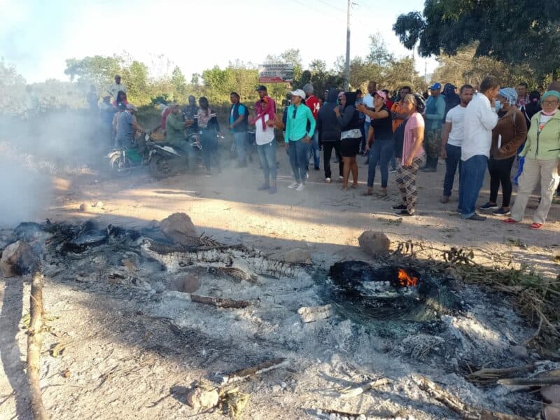 Habitantes de Bayaguana realizan huelga en demanda de reconstrucción de carreteras