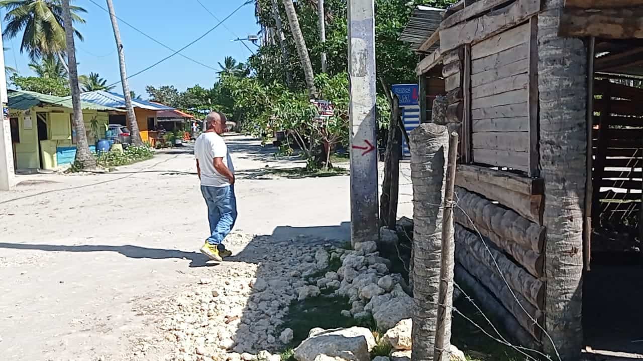 (#Video) Vendedor de playa Rogelio en Villa Magante denuncia oficina Edenorte por cobrarle sin recibir servicios
