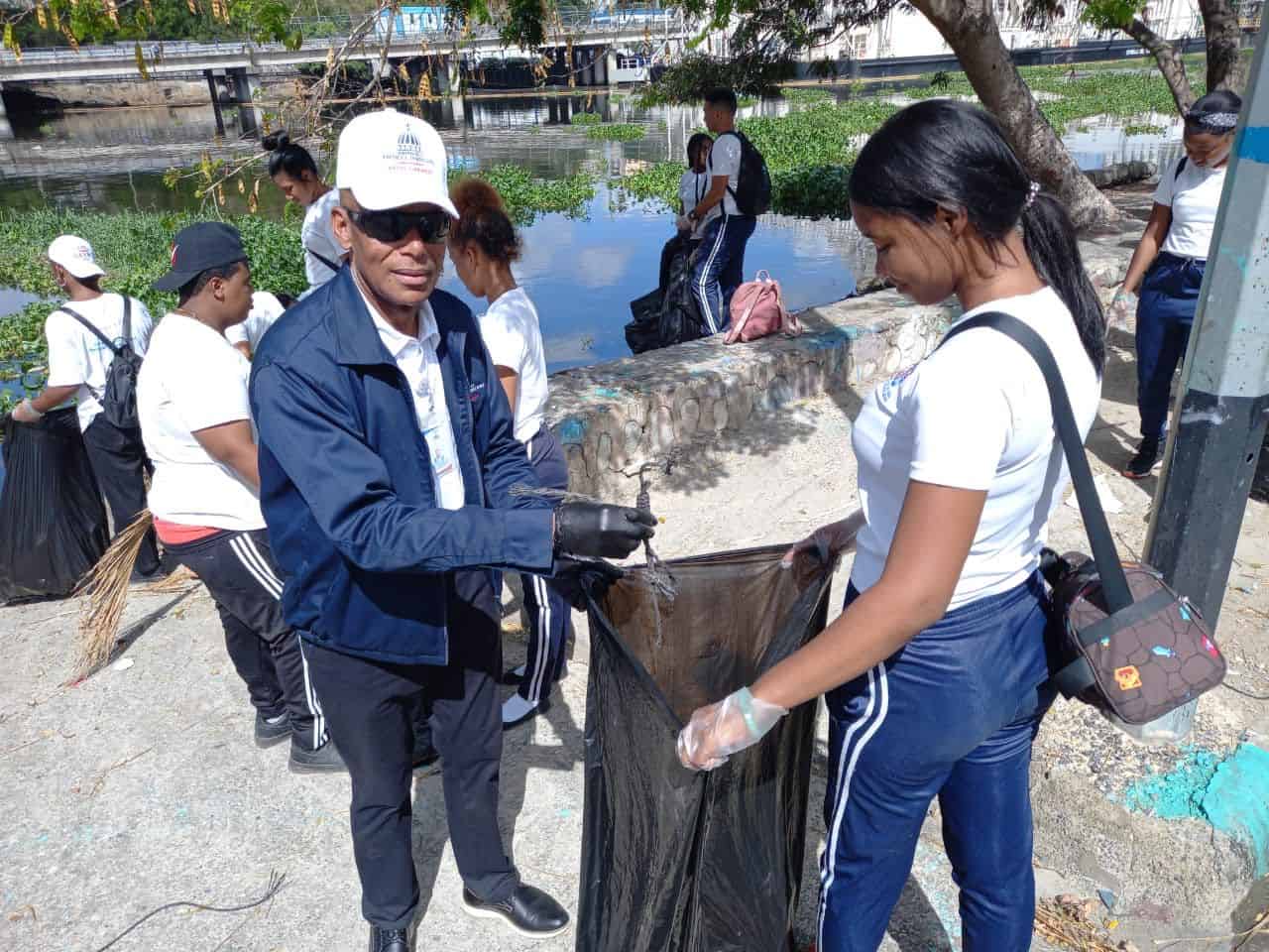 Celebran el día del Agua con una jornada de Limpieza en rio Azama