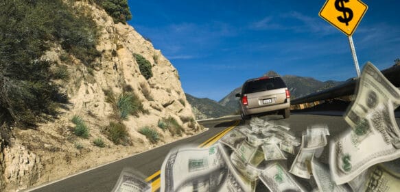Automovilista arroja 200 mil dólares en una autopista para “bendecir a otros”