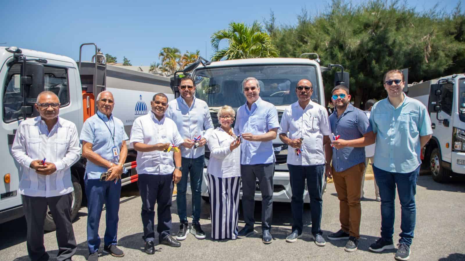 Abinader entrega RD 67 millones a emprendedores y comerciantes, además de 12 camiones recolectores de basura en San Juan