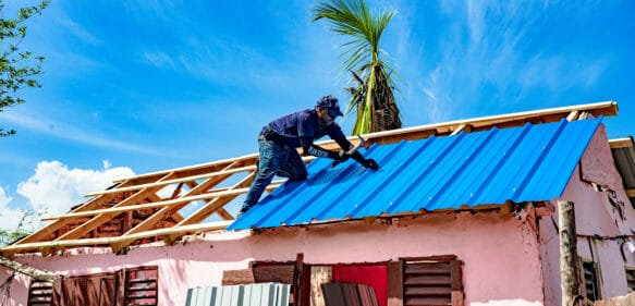 Familias recuperan tranquilidad tras paso ventarrón que dejó sus viviendas sin techos y ajuares en Azua