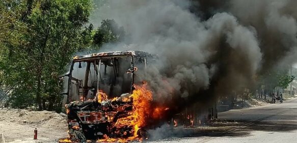 Se incendia autobús de transporte de Barahona