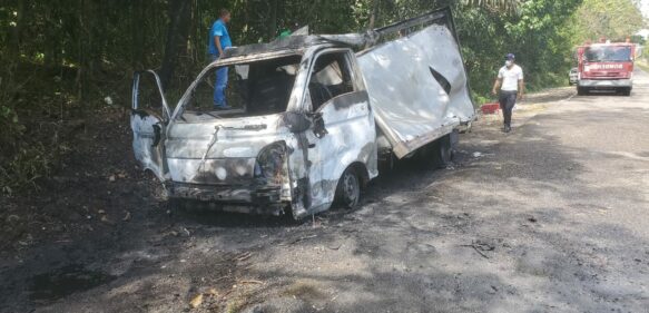 Chófer y ayudante se salvan de milagro al incendiarse camión en autopista Río San Juan-Cabrera
