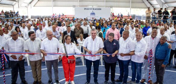 Abinader entrega cinco polideportivos y otras instalaciones en provincias Duarte y Sánchez Ramírez