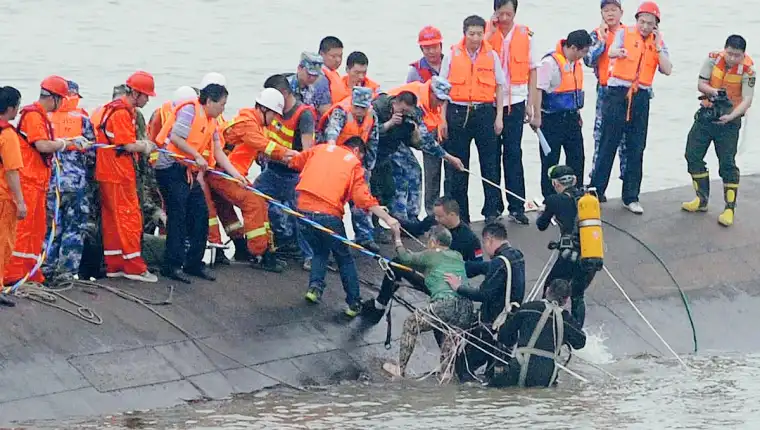 China ha recuperado 7 cadáveres del barco pesquero que naufragó con 39 personas a bordo