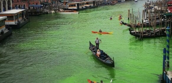 El agua del Gran Canal de Venecia se tiñe de verde y nadie sabe por qué