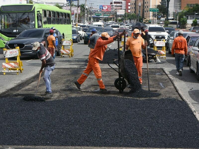 Programa Bacheo 24/7 de Obras Públicas continúa labores de mantenimiento a cientos de calles del DN