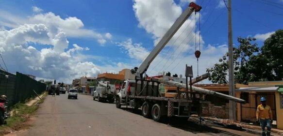 Edeeste concluye reposición de 23 postes derribados por camión en SDE