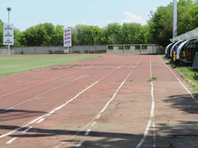 Ministro de Deporte supervisa reconstrucción pista de atletismo y otras instalaciones en Moca